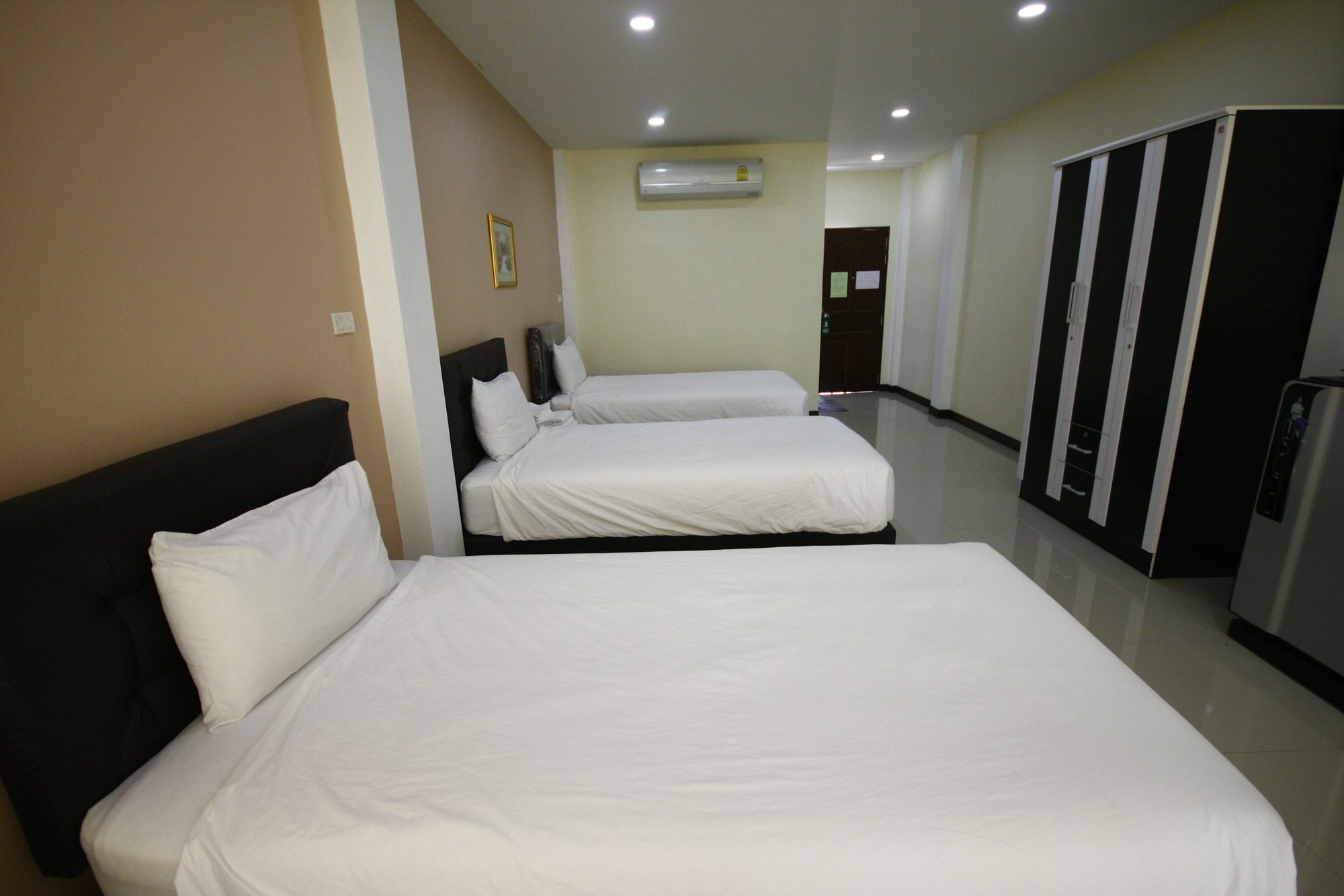Charoensuk Grand Hotel Kabin Buri Екстер'єр фото