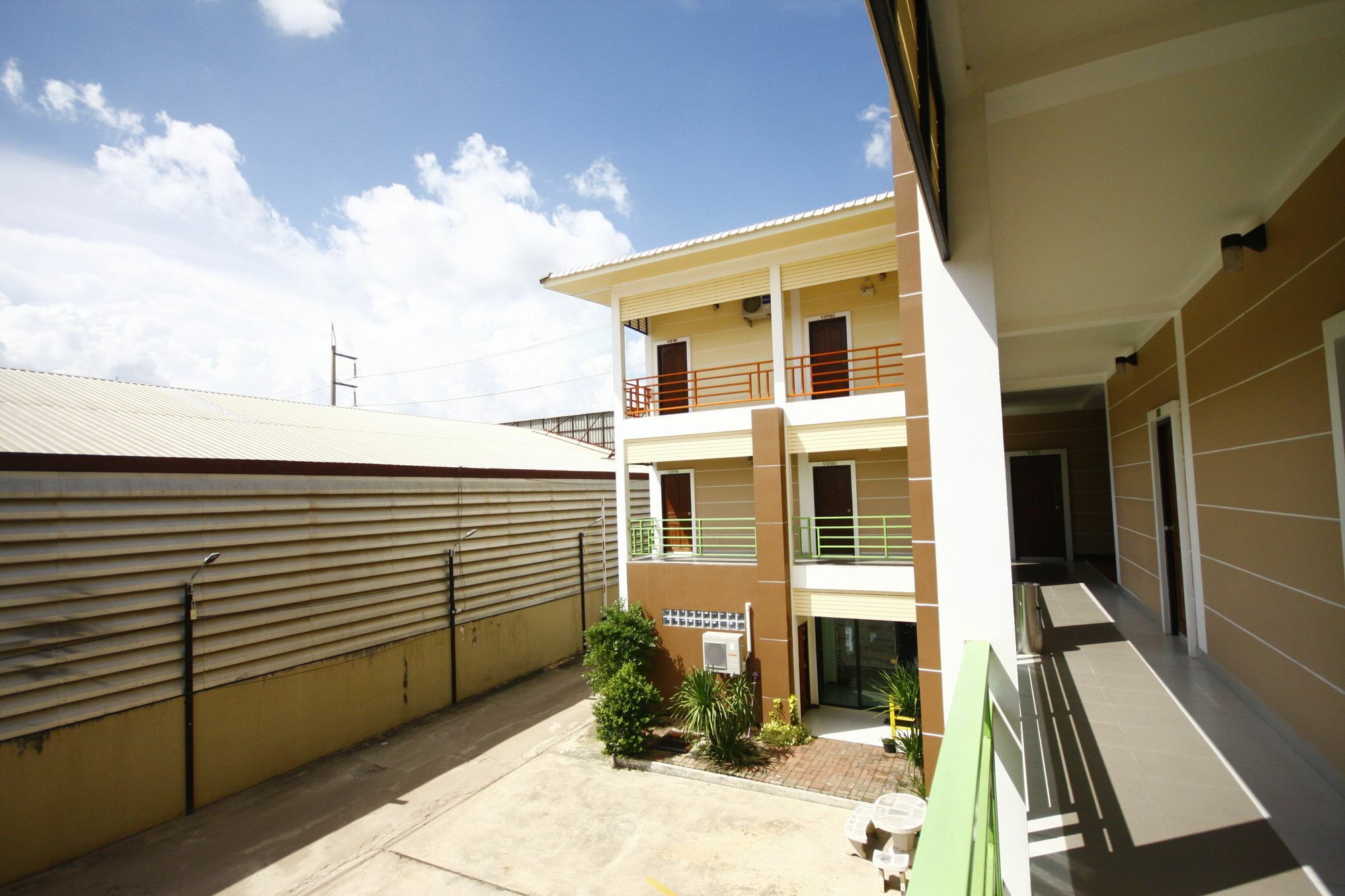 Charoensuk Grand Hotel Kabin Buri Екстер'єр фото