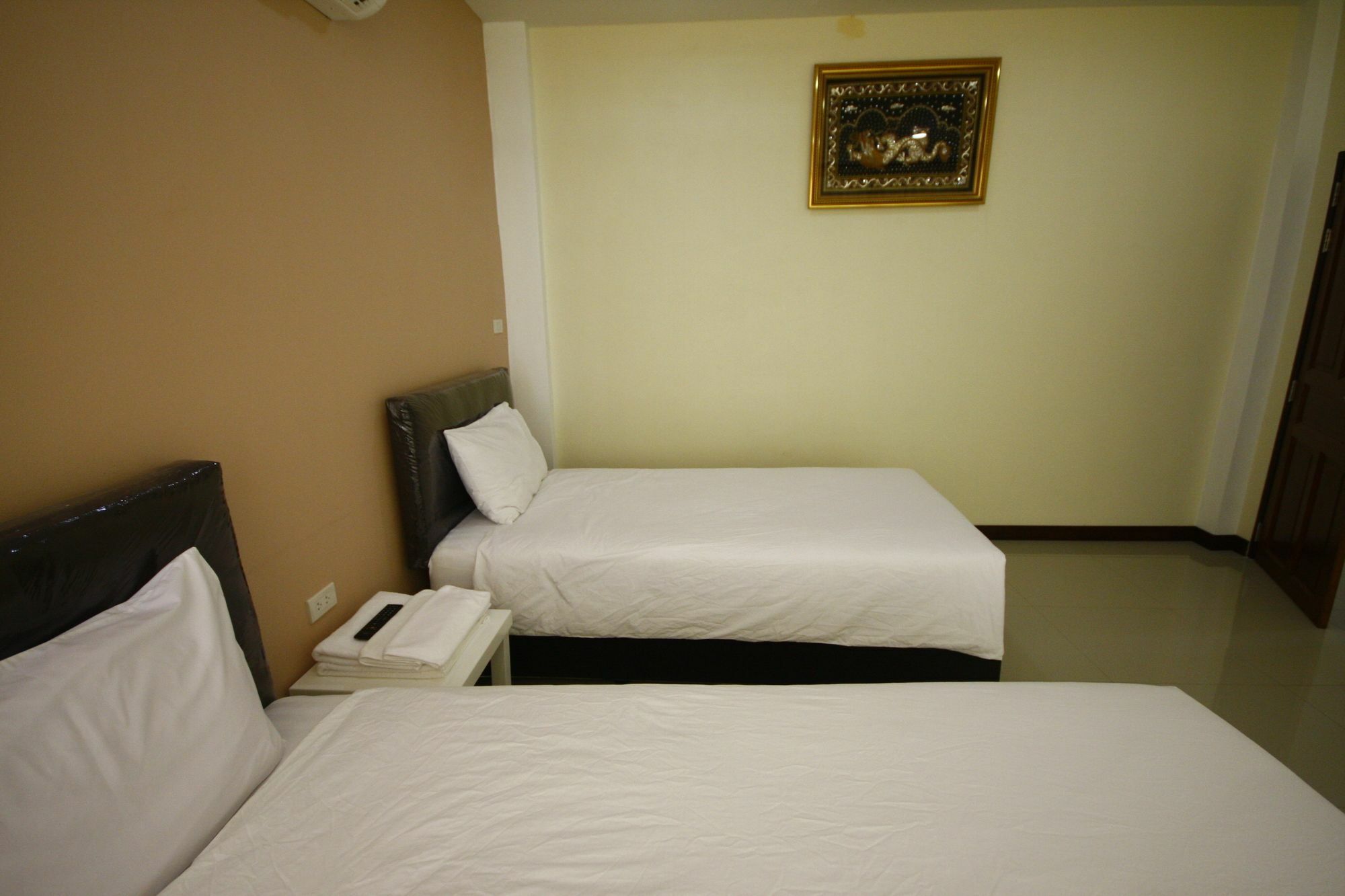 Charoensuk Grand Hotel Kabin Buri Екстер'єр фото